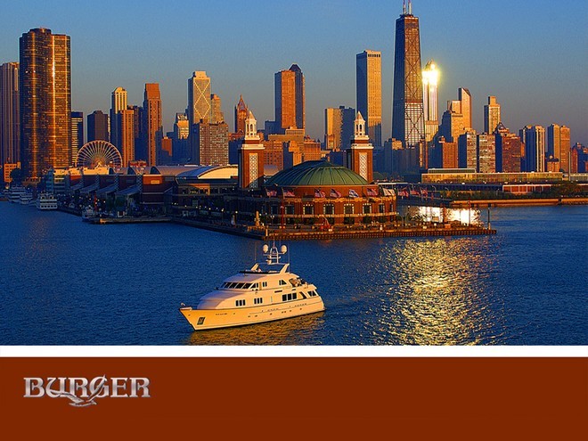 A magnificent Burger on Lake Michigan, the spectacular skyline of Chicago in the background. - Burger © Nikki Nischke